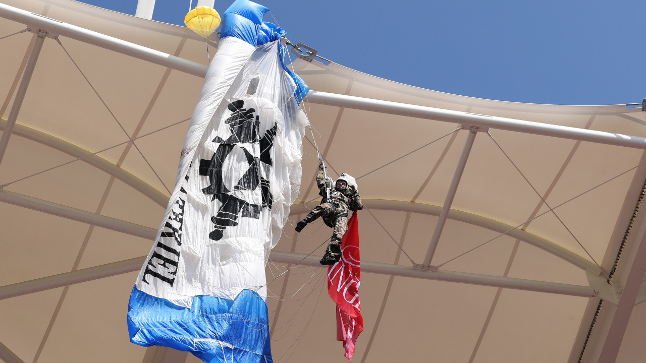 Panne! Fallschirmspringer hing an Stadiondach fest