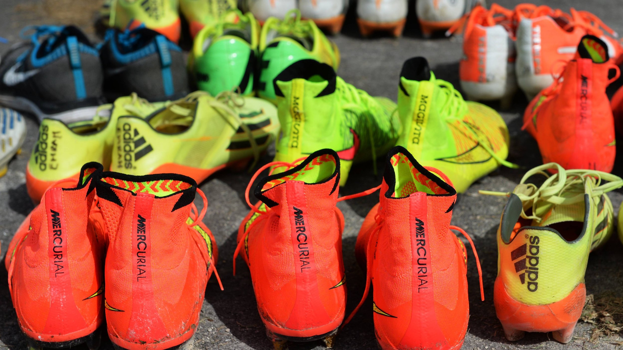 Profis müssen Fußballschuhe nicht mehr selbst bezahlen