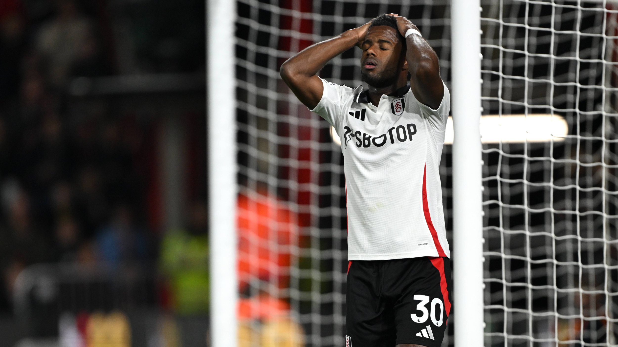 Bitter! "Falscher" Fulham-Kicker musste vom Platz