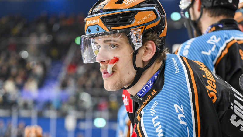 Shootingstar verlängert bei den Black Wings