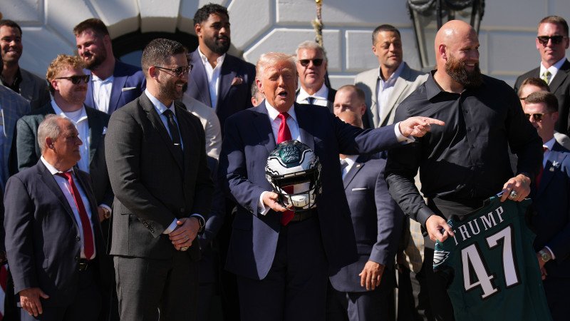 Ohne Quarterback Hurts: Eagles im Weißen Haus empfangen