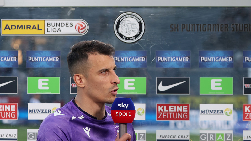 "Bauernschweine" - Sticker sorgt bei Interview für Aufregung