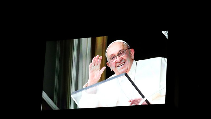 Hommage an Papst Franziskus bei Giro d'Italia