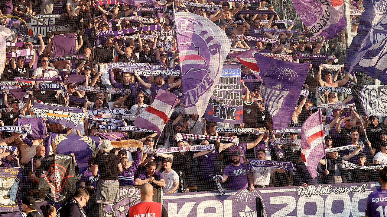 Sturm mit Anzeige! Fotograf mit FAK-Fans unter einer Decke?