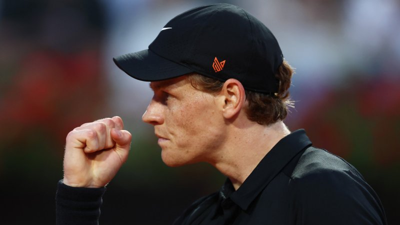 Sinner fliegt bei Comeback ins Rom-Semifinale