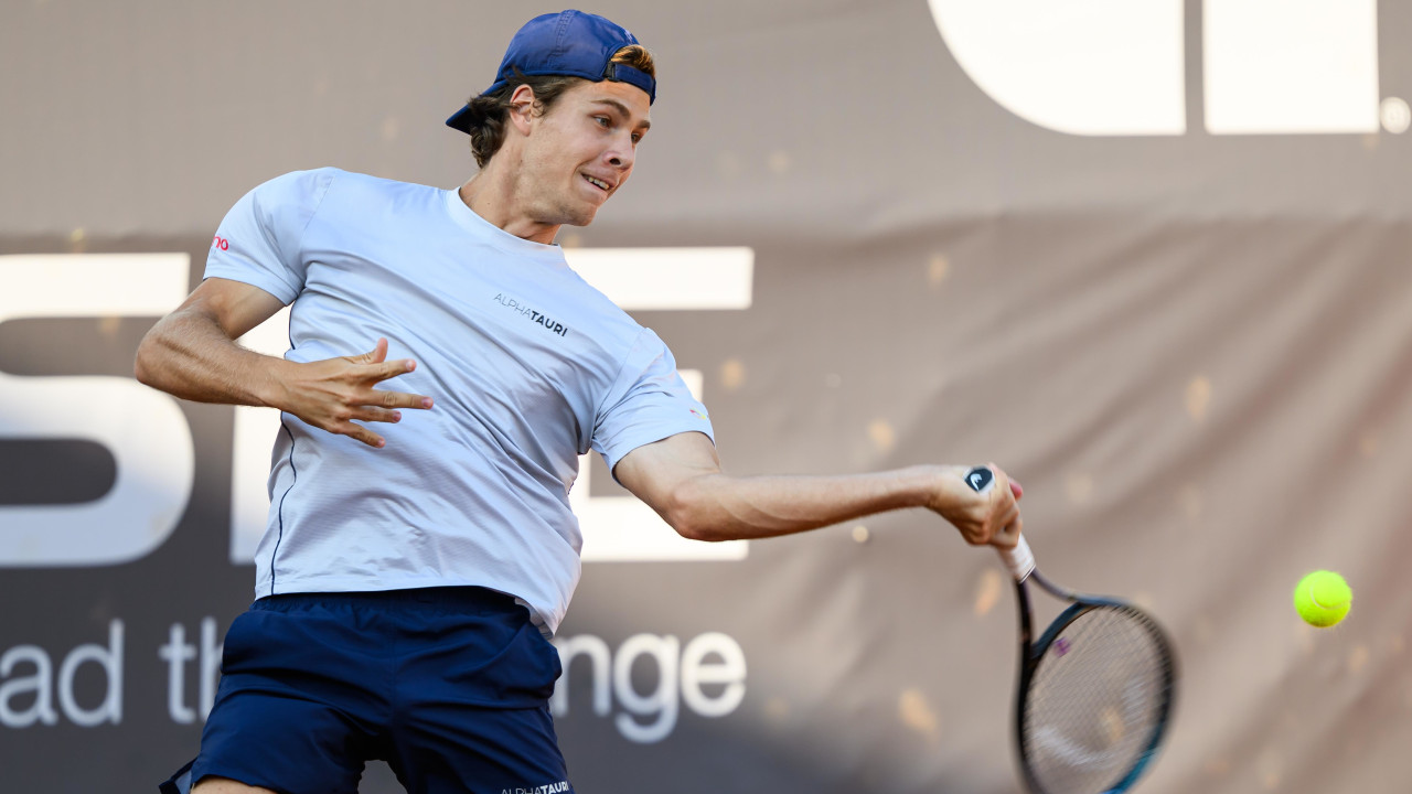 Schwärzler meistert Auftakt als Titelverteidiger erfolgreich