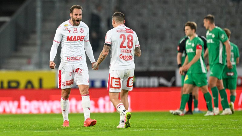 Stürmer verkündet bei GAK-Kabinenparty Vertragsverlängerung