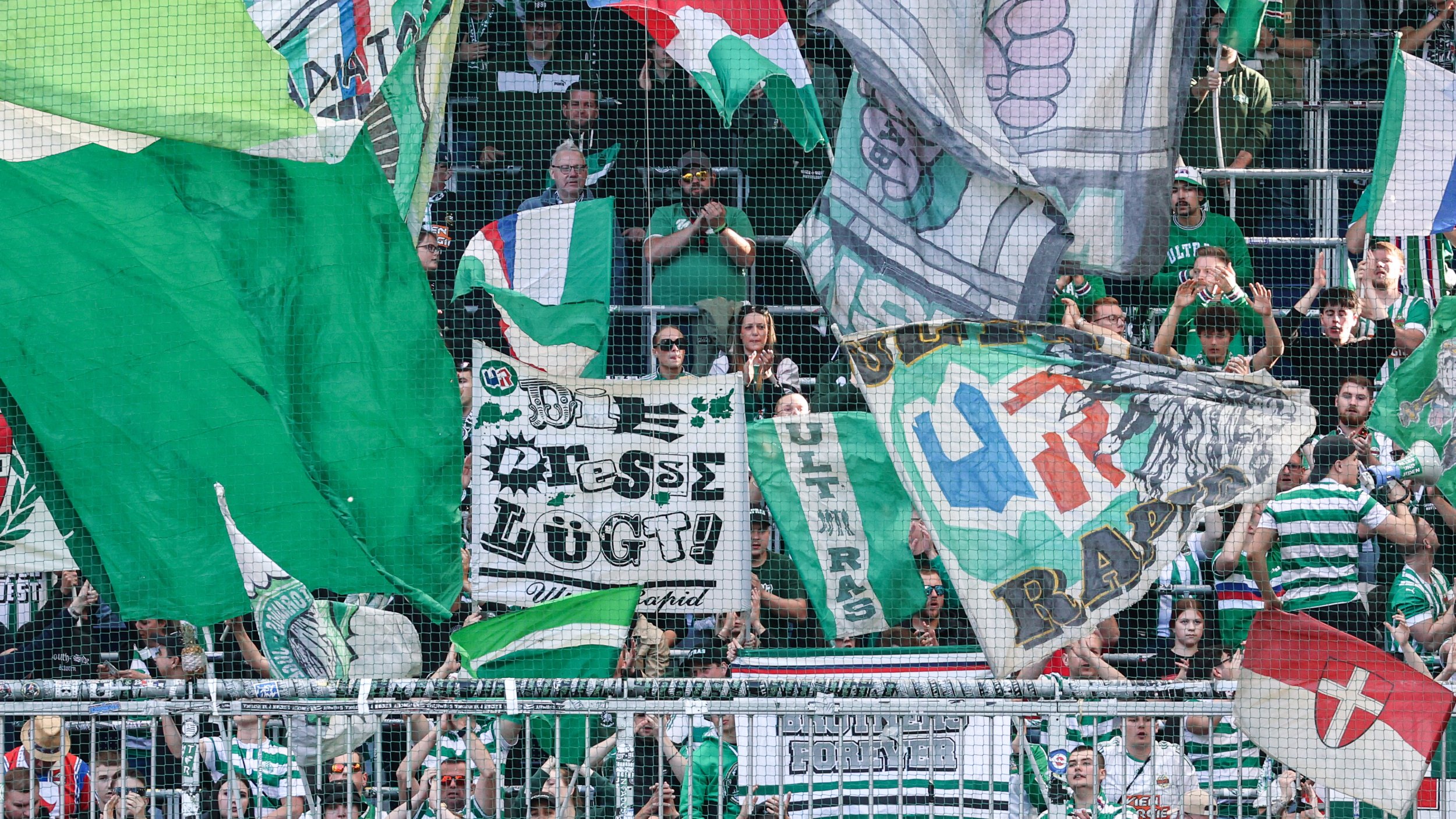 Mehrere Verletzte! Rapid-Fans attackieren Polizei