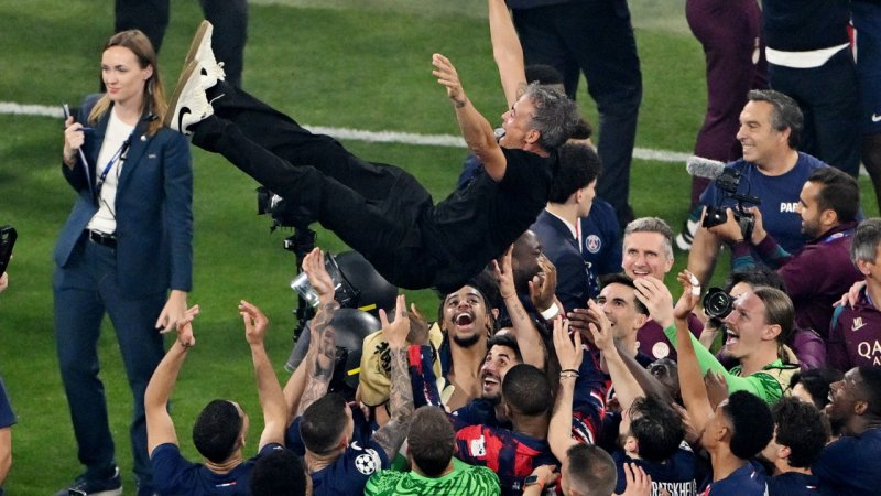 Bilder! So lässt es PSG mit dem Henkelpott krachen