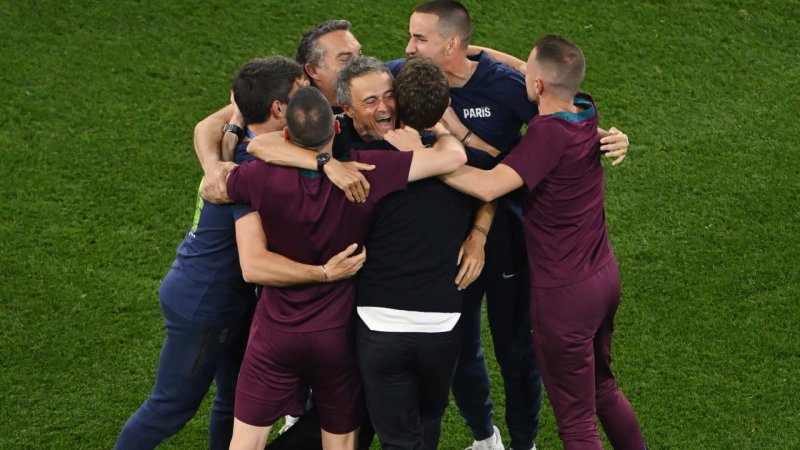 Bilder! So lässt es PSG mit dem Henkelpott krachen