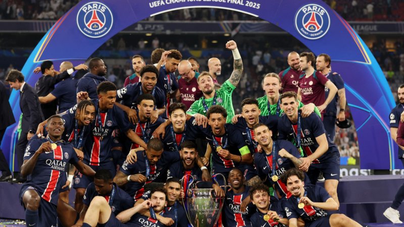 Bilder! So lässt es PSG mit dem Henkelpott krachen