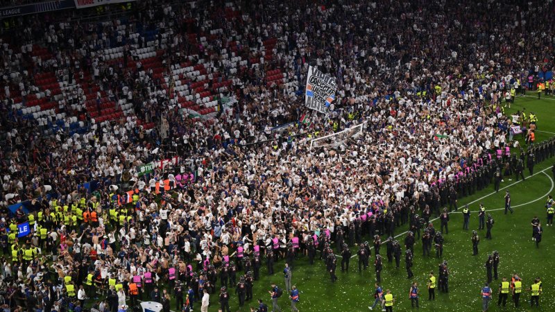 PSG-Fans zerstörten Rasen vor DFB-Match - Wer muss haften?