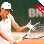 Rot-weiß-rote Lichtstreifen am Tennis-Horizont