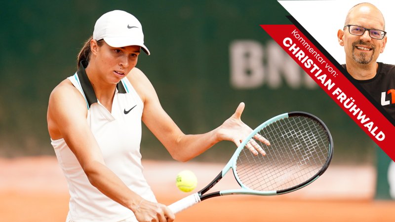 Rot-weiß-rote Lichtstreifen am Tennis-Horizont