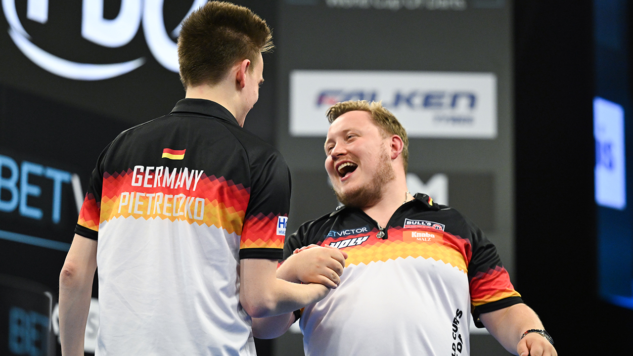 Darts: Deutsche zittern sich nach Sensation ins Halbfinale