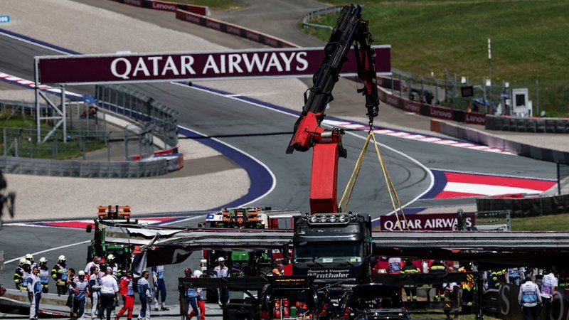 Metall-Werbebrücke in Spielberg auf die Strecke gekracht