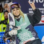 Die Schulter! Anna Gasser verletzt sich beim Surfen