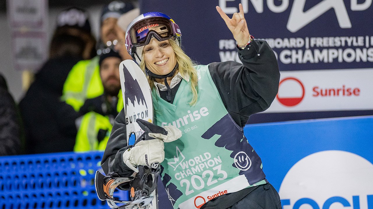 Die Schulter! <a href='/de/daten/news/anna-gasser/' class='tag'>Anna Gasser</a> verletzt sich beim Surfen
