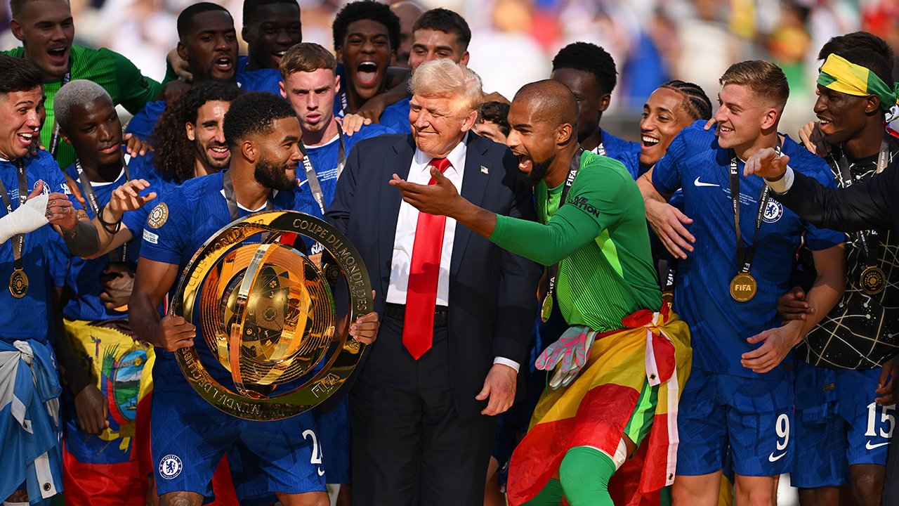 Chelsea feiert! Doch einer freut sich mehr über den Urlaub