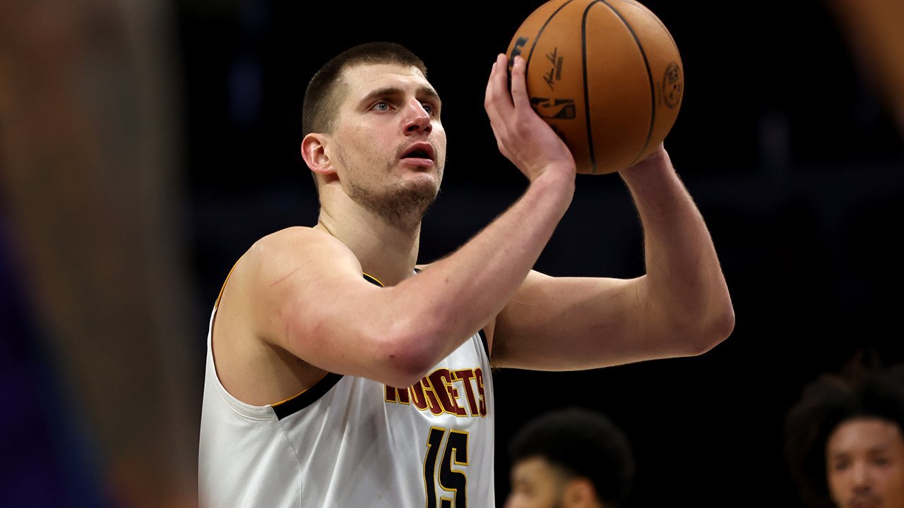 Jokic Leads Nuggets to Eighth Straight Win Over San Antonio
