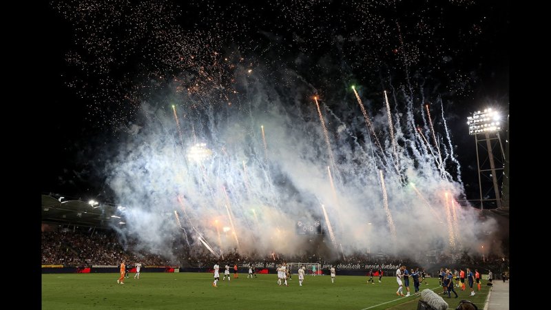 Feuerwerk! Sturm-Fans sorgen für Unterbrechung
