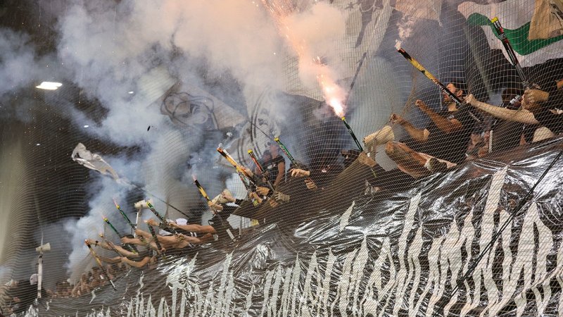 Feuerwerk! Sturm-Fans sorgen für Unterbrechung