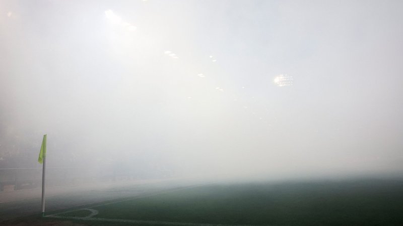 Feuerwerk! Sturm-Fans sorgen für Unterbrechung