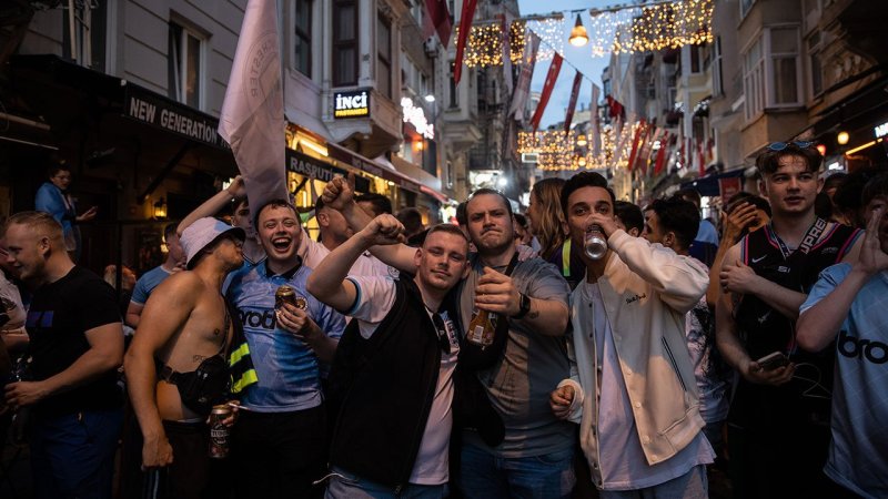Final-Fieber! Fans sorgen für Partystimmung in Istanbul
