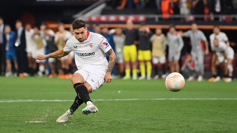 Mit Platzsturm! So feiert Sevilla den Europa-League-Titel