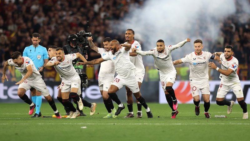 Mit Platzsturm! So feiert Sevilla den Europa-League-Titel