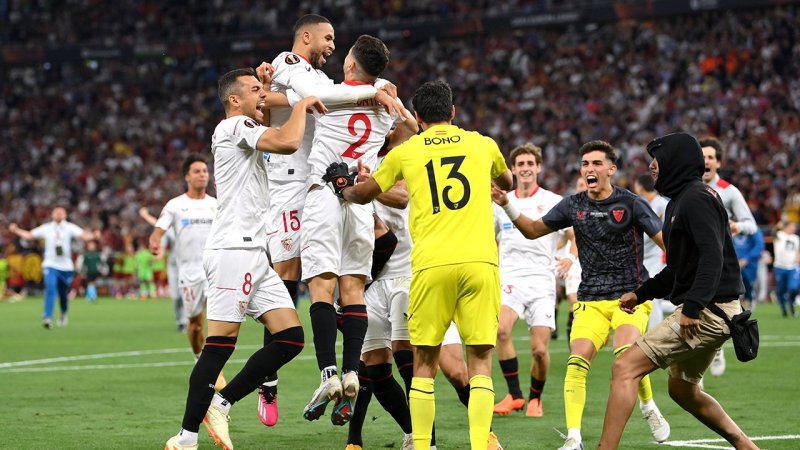 Mit Platzsturm! So feiert Sevilla den Europa-League-Titel