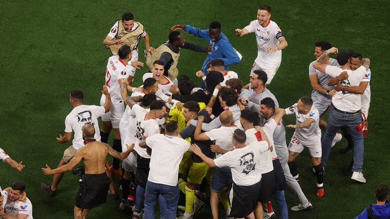 Mit Platzsturm! So feiert Sevilla den Europa-League-Titel