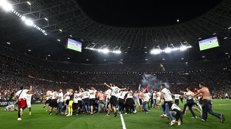 Mit Platzsturm! So feiert Sevilla den Europa-League-Titel