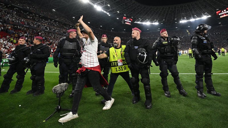 Mit Platzsturm! So feiert Sevilla den Europa-League-Titel