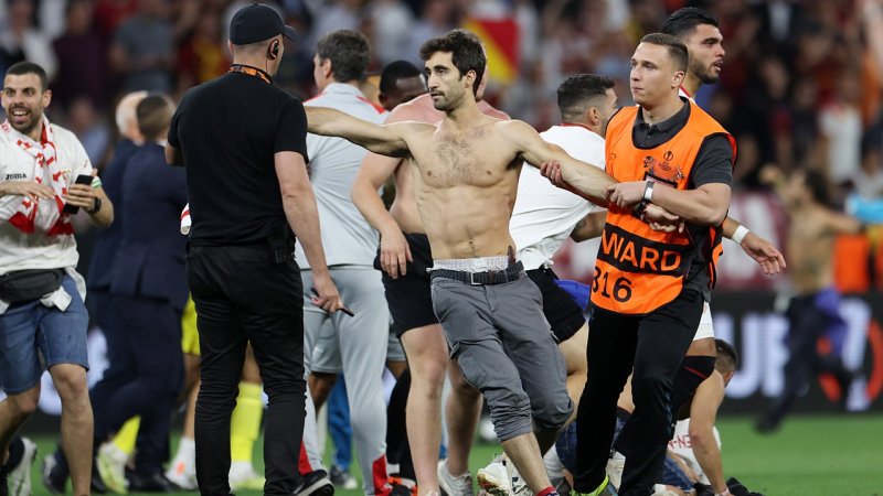 Mit Platzsturm! So feiert Sevilla den Europa-League-Titel