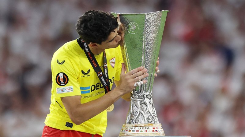 Mit Platzsturm! So feiert Sevilla den Europa-League-Titel