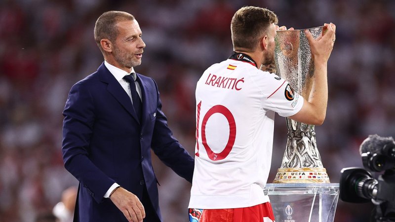 Mit Platzsturm! So feiert Sevilla den Europa-League-Titel