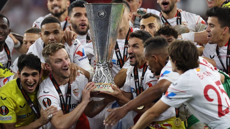 Mit Platzsturm! So feiert Sevilla den Europa-League-Titel