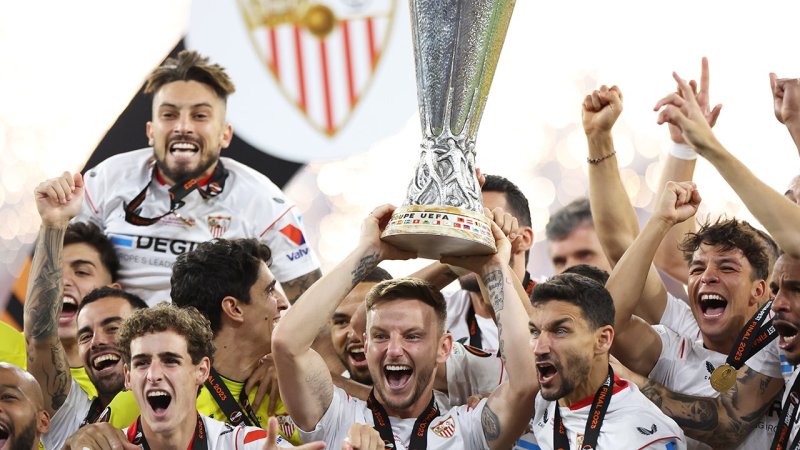 Mit Platzsturm! So feiert Sevilla den Europa-League-Titel