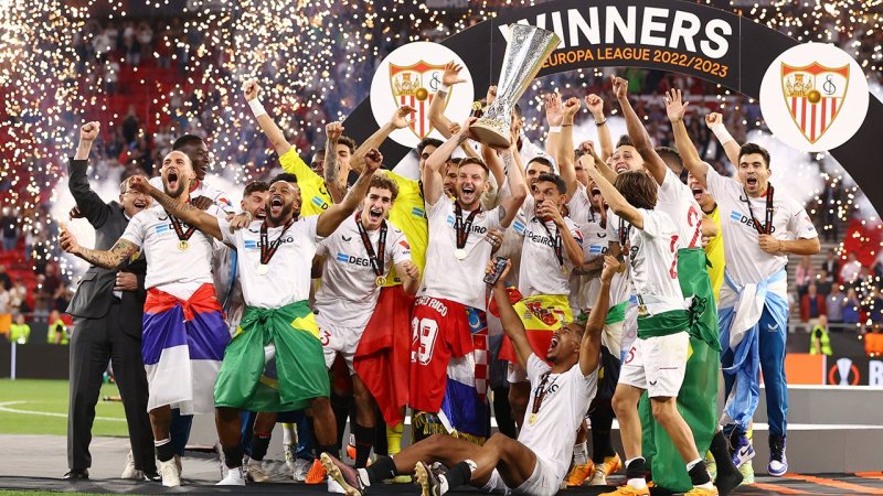 Mit Platzsturm! So feiert Sevilla den Europa-League-Titel