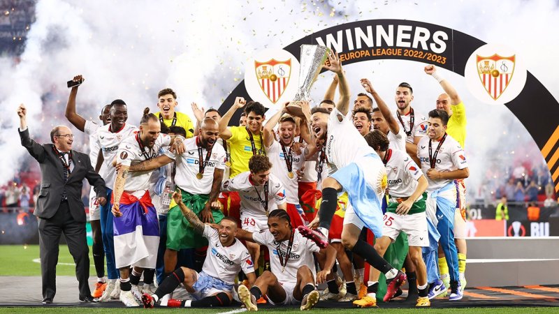 Mit Platzsturm! So feiert Sevilla den Europa-League-Titel