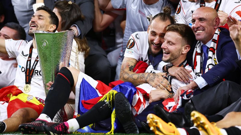 Mit Platzsturm! So feiert Sevilla den Europa-League-Titel