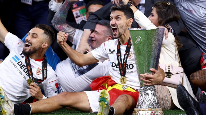 Mit Platzsturm! So feiert Sevilla den Europa-League-Titel