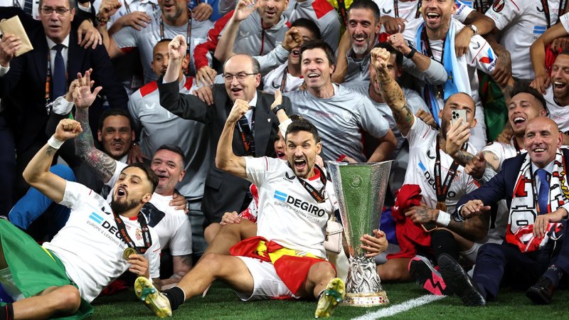 Mit Platzsturm! So feiert Sevilla den Europa-League-Titel