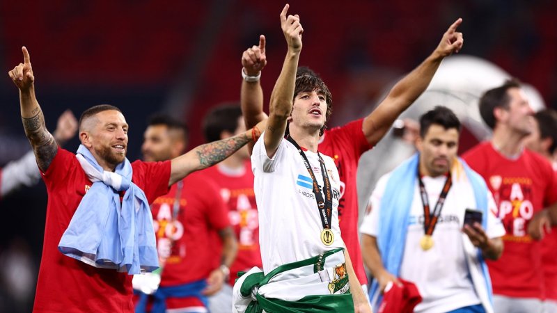 Mit Platzsturm! So feiert Sevilla den Europa-League-Titel