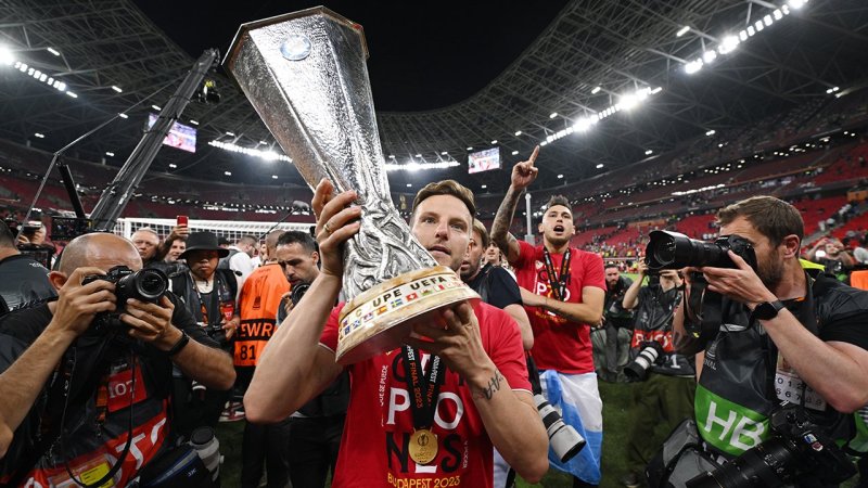 Mit Platzsturm! So feiert Sevilla den Europa-League-Titel