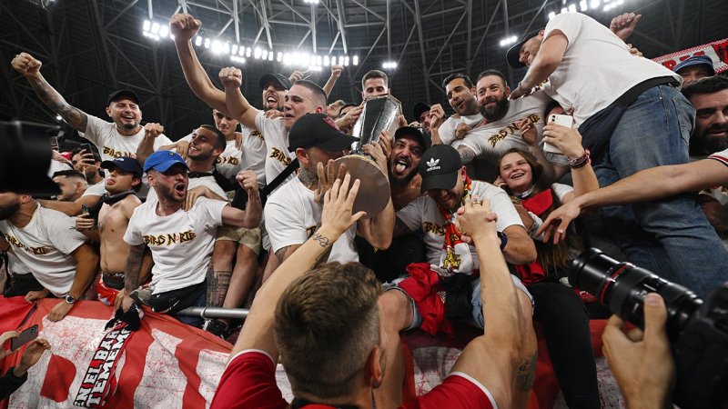 Mit Platzsturm! So feiert Sevilla den Europa-League-Titel