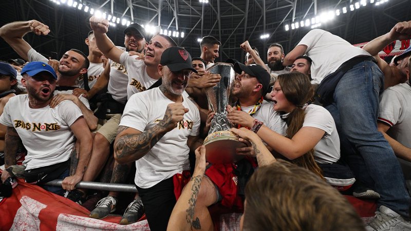Mit Platzsturm! So feiert Sevilla den Europa-League-Titel