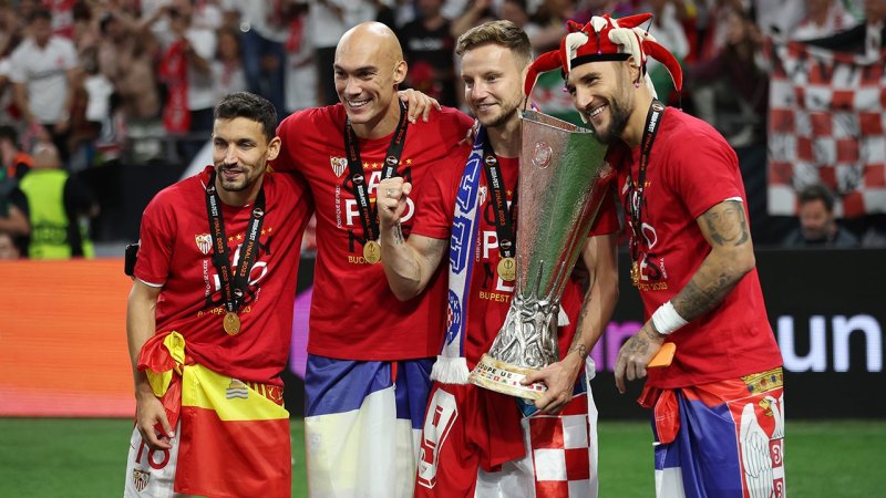 Mit Platzsturm! So feiert Sevilla den Europa-League-Titel