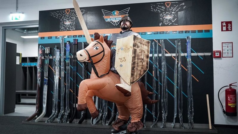 Black Wings sorgen bei Vertragsverlängerung für Lacher